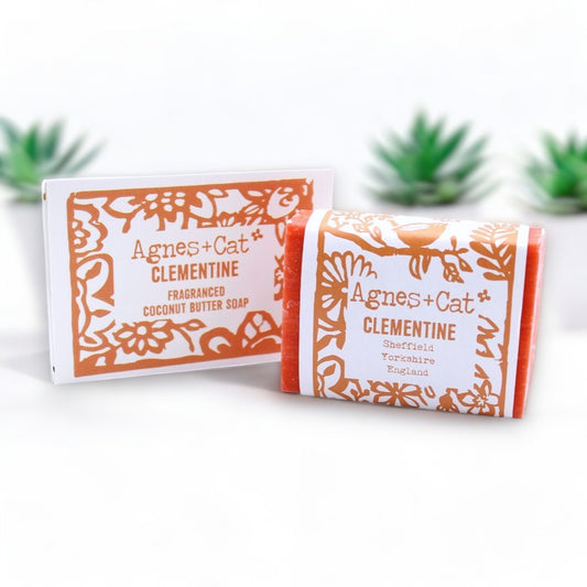 Agnes + Cat Kokosnussbutter Naturseife mit Clementine in Verpackung aus recyceltem Material bei biorundum. - Bio-Hautpflege, natürlich, effektiv, klimaneutraler Versand, nachhaltige Bambusprodukte, Naturkosmetik, Vegan, 100% Naturinhalt