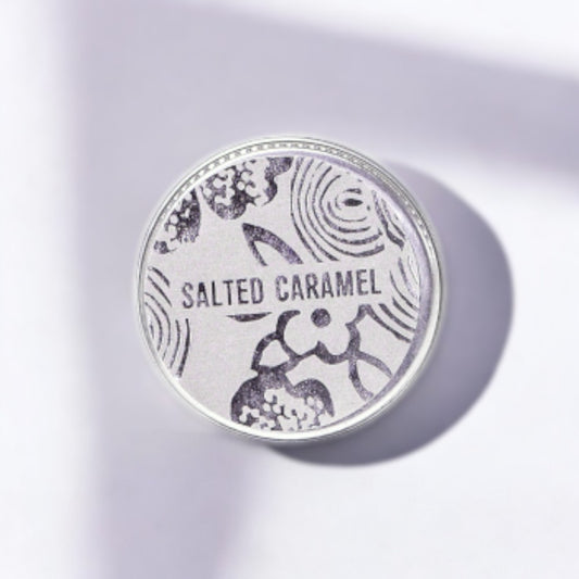 Handgefertigter Lippenbalsam von Agnes + Cat bei biorundum - Lipbalm, Lippenpflege, Karamell, Gesalzen, Vegan, Geschenk, Handgefertigt, Feuchtigkeitsspendend, Avocadobutter, Beauty, Naturkosmetik, rundum Bio, Naturinhalt