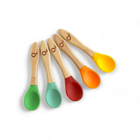 Nachhaltige Löffel in fünf Farben - Bambus Kinderlöffel, nachhaltige Produkte, Kinderessen, bunte Löffel, umweltfreundlich, Kindermöbel, Essgeschirr, Silikonlöffel, gesunde Ernährung, Picknickzubehör, Naturinhalt, biorundum