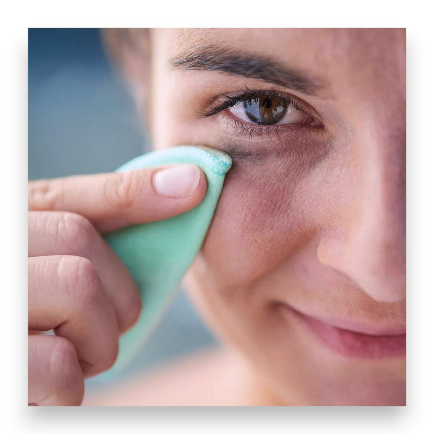 Organisierte Abschminkpads in der Anwendung - Bambus, Abschminkpads, Aufbewahrung, nachhaltig, Kosmetik, Badezimmer, umweltfreundlich, elegant, minimalistisch, Geschenkideen, Naturinhalt, Naturkosmetik, biorundum