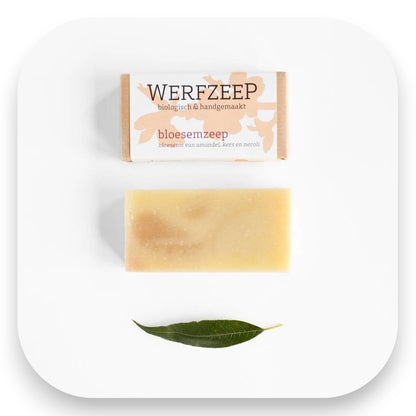 Handgemachte Seife von Werfzeep - Blütenseife, Werfzeep, Bio Seife, handgemacht, natürliche Pflege, vegane Seife, Mandelblüten, biorundum