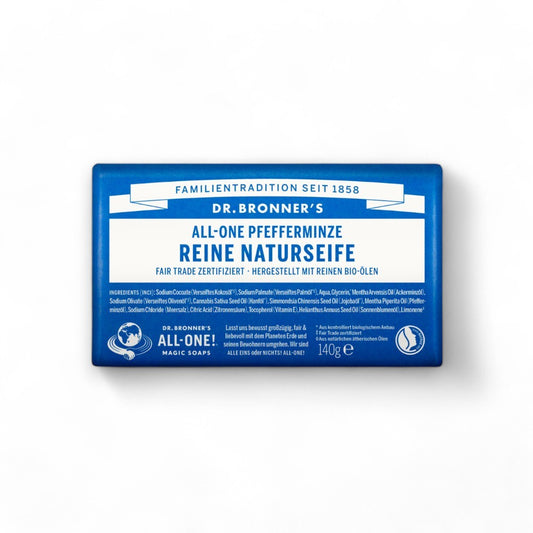 Dr. Bronner Reine Naturseife Pfefferminze mit erfrischendem Bio-Pfefferminzöl auf glänzendem weißen Untergrund präsentiert - vegan, Bio, Fair Trade zertifiziert, recycelte Verpackung, nachhaltig, biologisch, Kokosöl, Olivenöl, Jojobaöl, Naturkosmetik. - biorundum