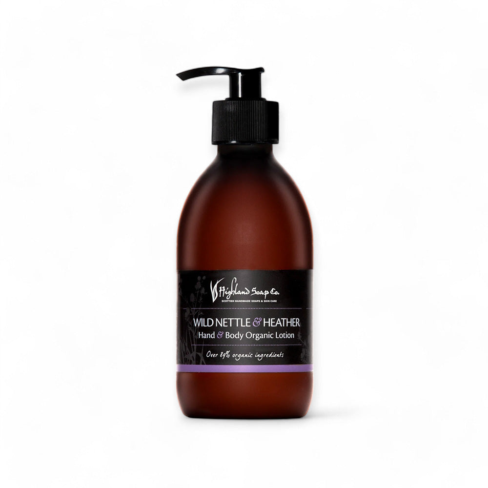 Highland Soap Co. Hand & Body Lotion Wilde Brennnessel & Heidekraut 300ml in Spenderflasche. - Highland Soap Co, Hand Lotion, Körperlotion, Wilde Brennnessel, Heidekraut, Bio, Vegan, Naturkosmetik, Umweltfreundlich, Pflege, rundum bio, Naturinhalt, Bioinhalt, Hautpflege, Körperpflege, Naturprodukt, natürliche Inhaltsstoffe, biorundum