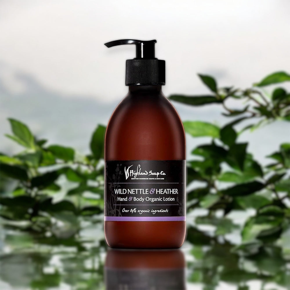 Highland Soap Co. Hand & Body Lotion Wilde Brennnessel & Heidekraut mit 300ml Inhalt in der freien Natur in der Nahaufnahme. - Highland Soap Co, Hand Lotion, Körperlotion, Wilde Brennnessel, Heidekraut, Bio, Vegan, Naturkosmetik, Umweltfreundlich, Pflege, rundum bio, Naturinhalt, Bioinhalt, Hautpflege, Körperpflege, natürliche Inhaltsstoffe, 100% Naturprodukt, biorundum