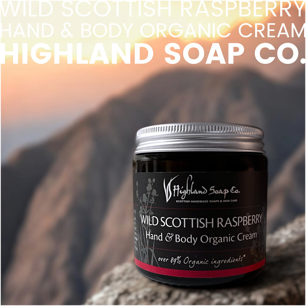 “Wilde Schottische Himbeere Hand- & Körpercreme von Highland Soap Company – perfekte Hautpflege mit feuchtigkeitsspendender Naturkosmetik, vegan und über 89 % Bio-Zutaten, ideal als Körperlotion oder Gesichtscreme.” Naturinhalt, Vegan, Naturkosmetik, Hautpflege, Highland Soap Company, Körperlotion, Gesichtscreme, Creme - biorundum