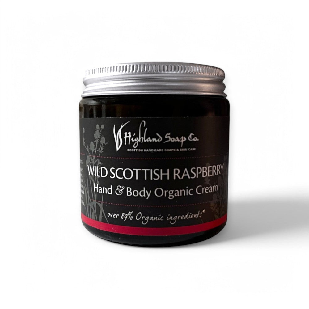 Hand- & Körpercreme Wilde Schottische Himbeere von Highland Soap Company – feuchtigkeitsspendende Naturkosmetik mit über 89 % Bio-Zutaten, vegan und ideal für die Hautpflege.” Naturinhalt, Vegan, Naturkosmetik, Hautpflege, Highland Soap Company, Körperlotion, Gesichtscreme, Creme - Naturkosmetik biorundum Shop