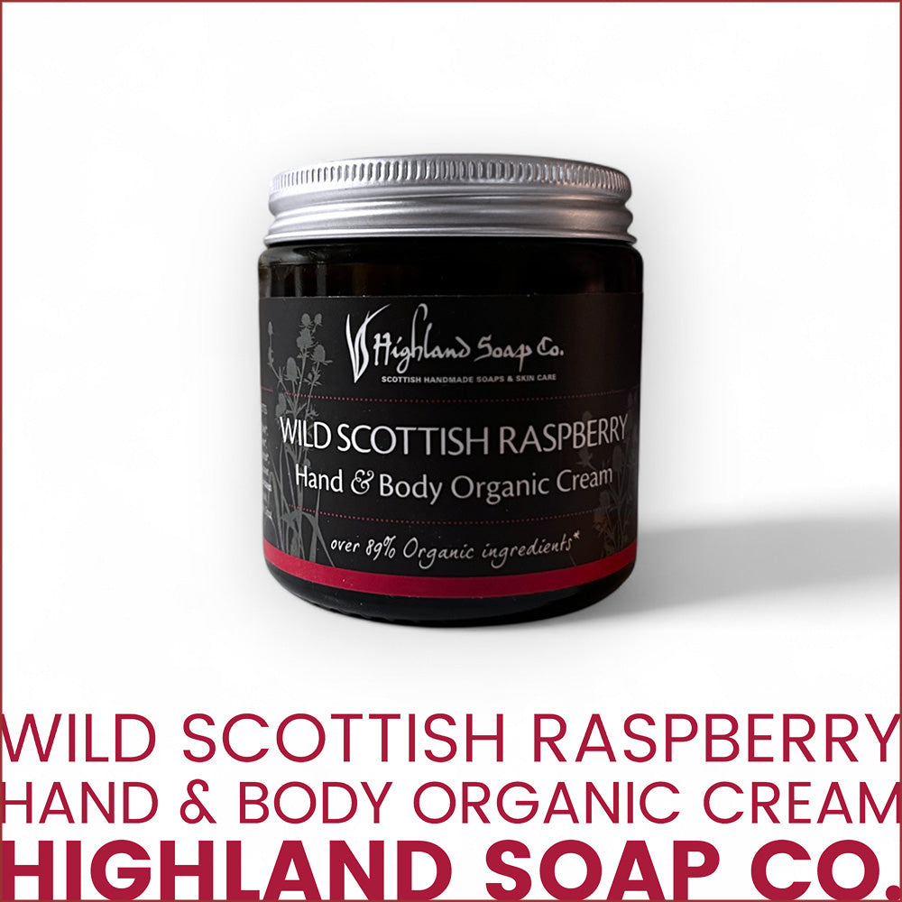 “Hand- & Körpercreme Wilde Schottische Himbeere von Highland Soap Company – die ideale Lösung für feuchtigkeitsspendende Naturkosmetik, die vegan ist und über 89 % Bio-Zutaten enthält. Diese vielseitige Creme eignet sich hervorragend als Körperlotion oder Gesichtscreme und bietet deiner Haut die perfekte Pflege.” Naturinhalt, Vegan, Naturkosmetik, Hautpflege, Highland Soap Company, Körperlotion, Gesichtscreme, Creme - biorundum